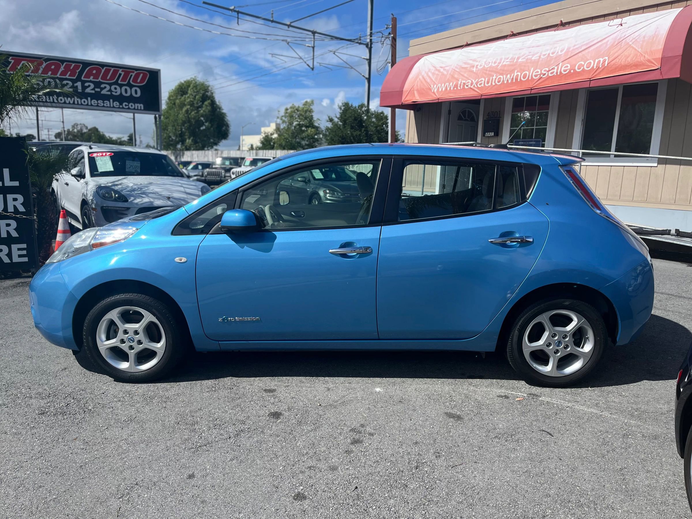 Used 2011 Nissan Leaf SL image 4