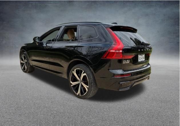 Used 2023 Volvo XC60 B5 Ultimate w/ Climate Package FWD image 4
