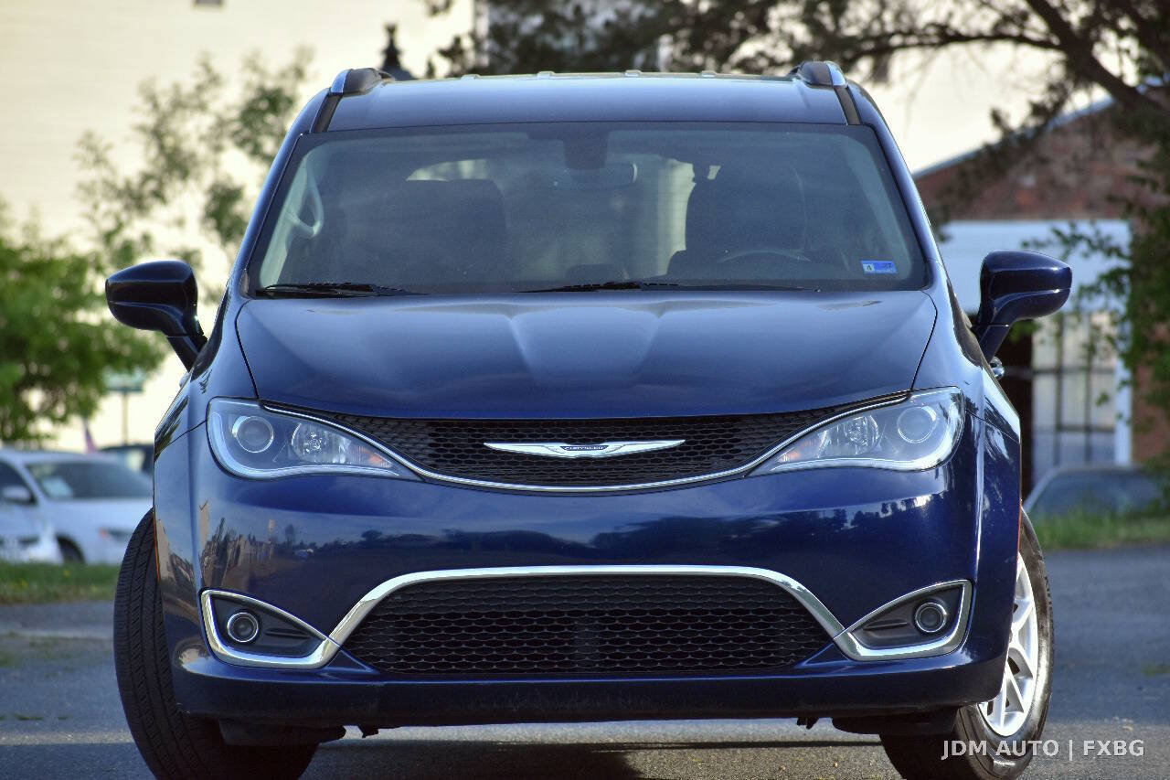 Used 2020 Chrysler Pacifica Touring-L FWD image 3