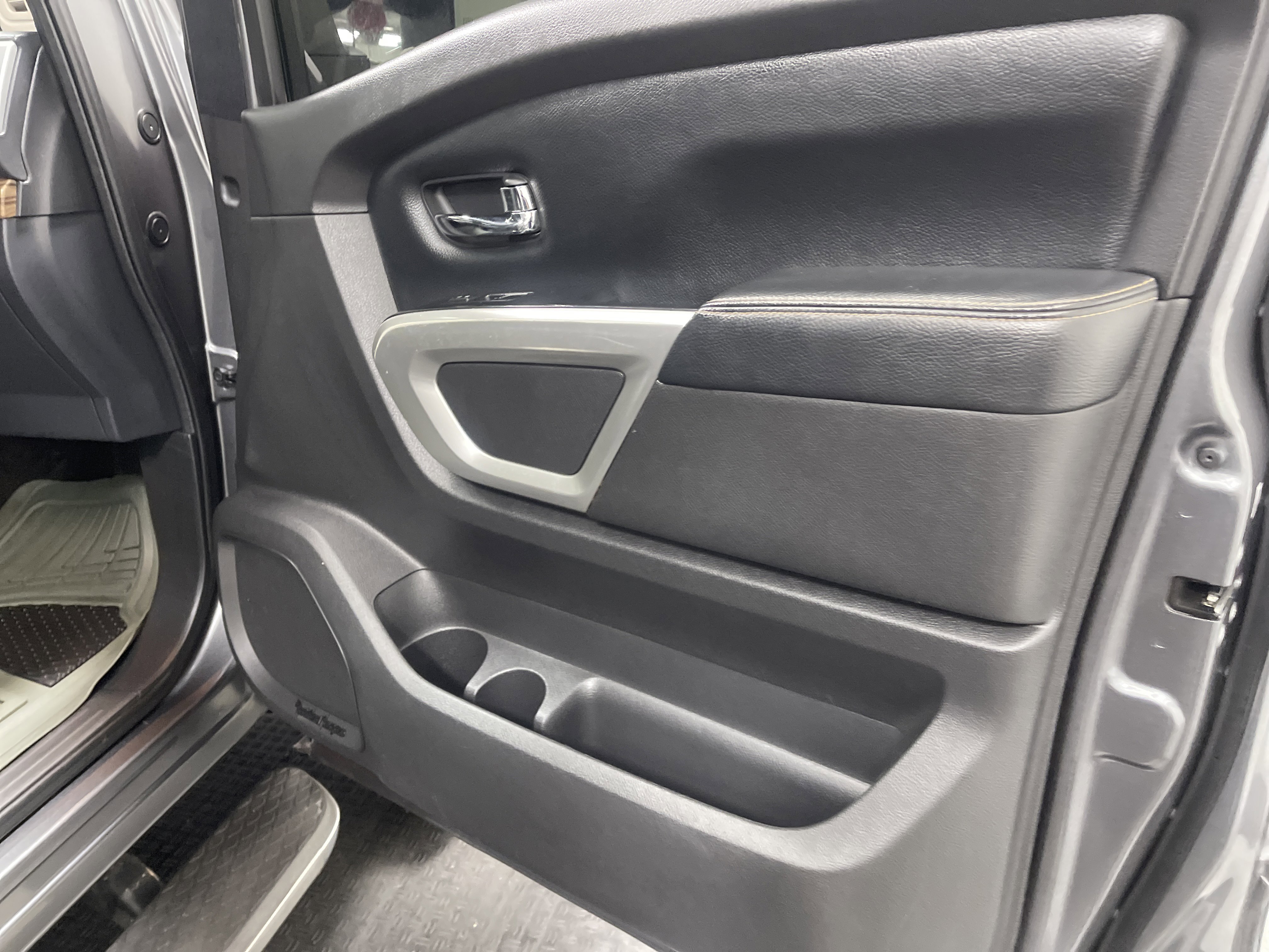 Used 2016 Nissan Titan SL AWD/4WD image 23