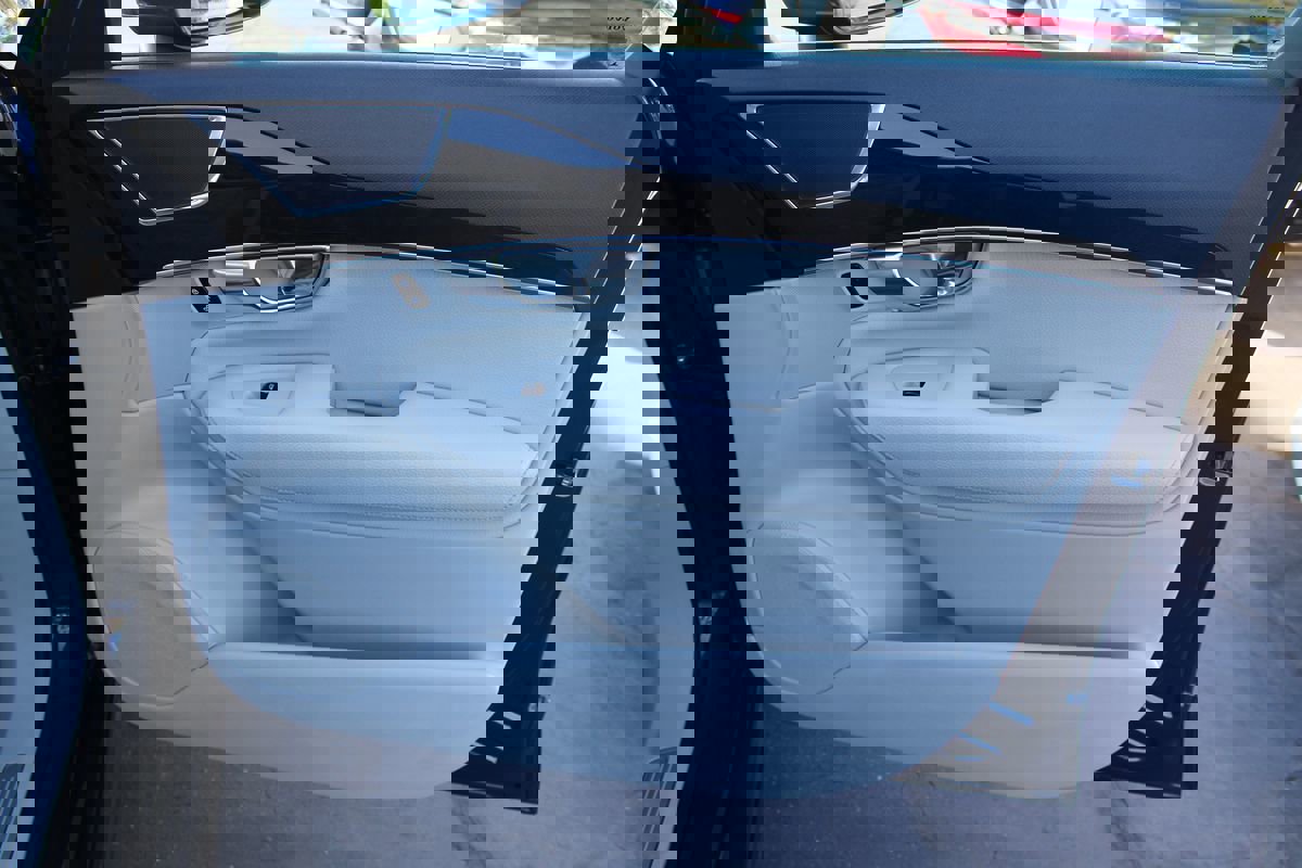 Used 2017 Volvo XC90 T6 Momentum w/ Vision Package image 23