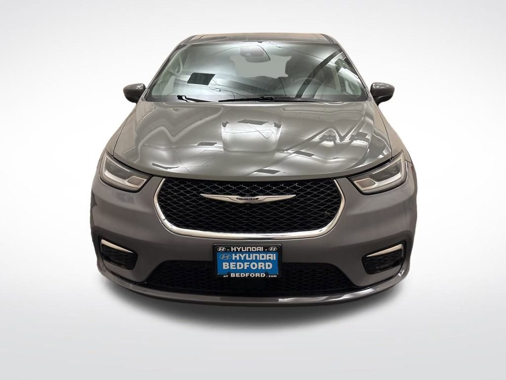 Used 2023 Chrysler Pacifica Touring-L image 2