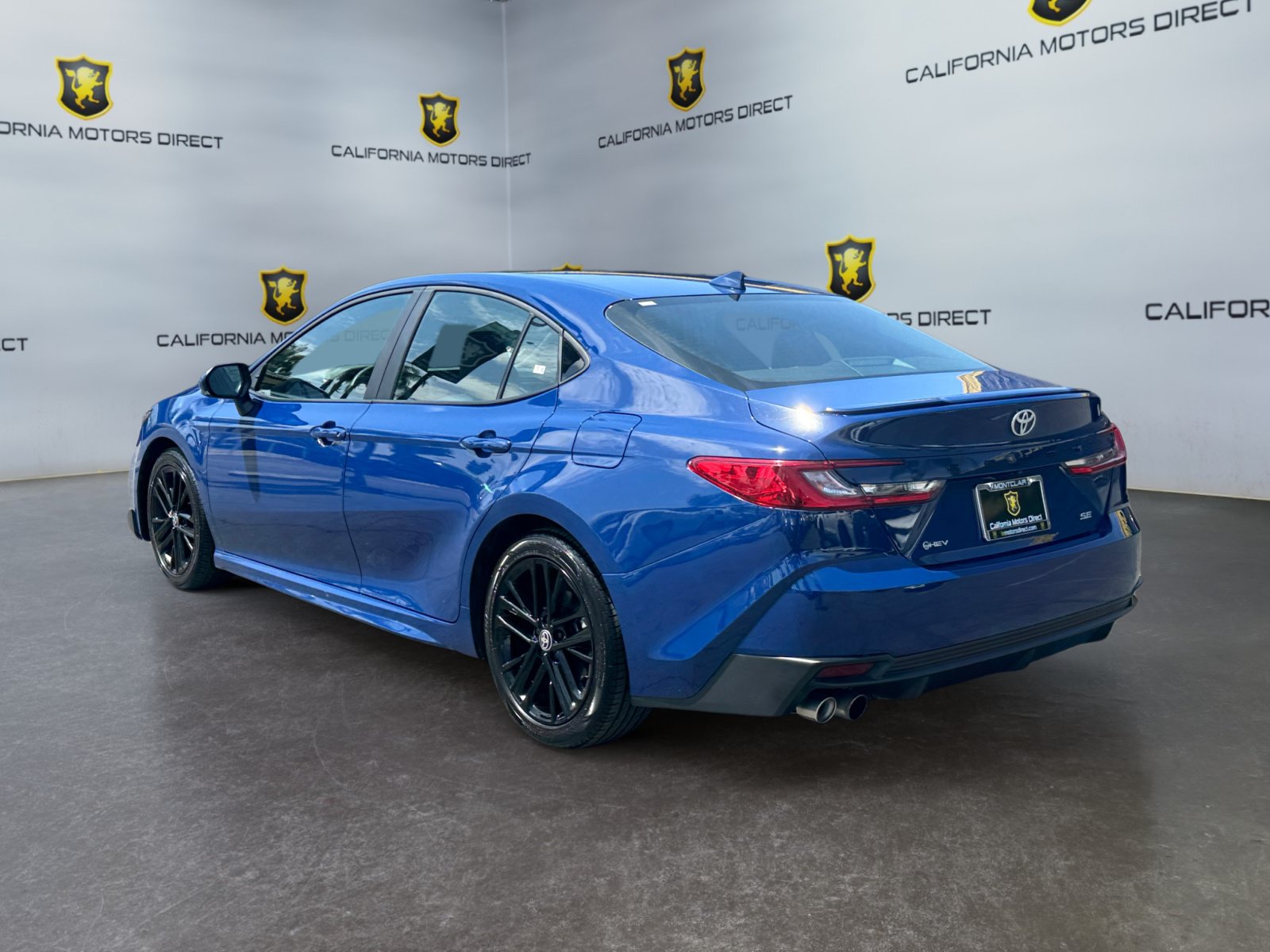 Used 2025 Toyota Camry SE FWD image 3
