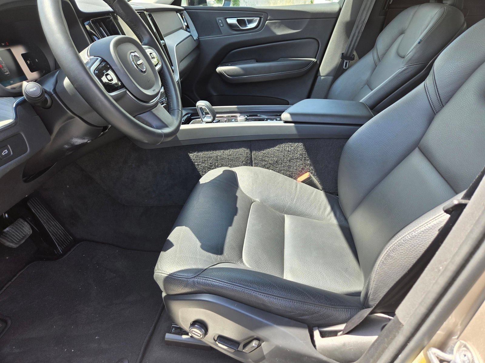 Certified 2025 Volvo XC60 B5 Plus AWD/4WD image 15