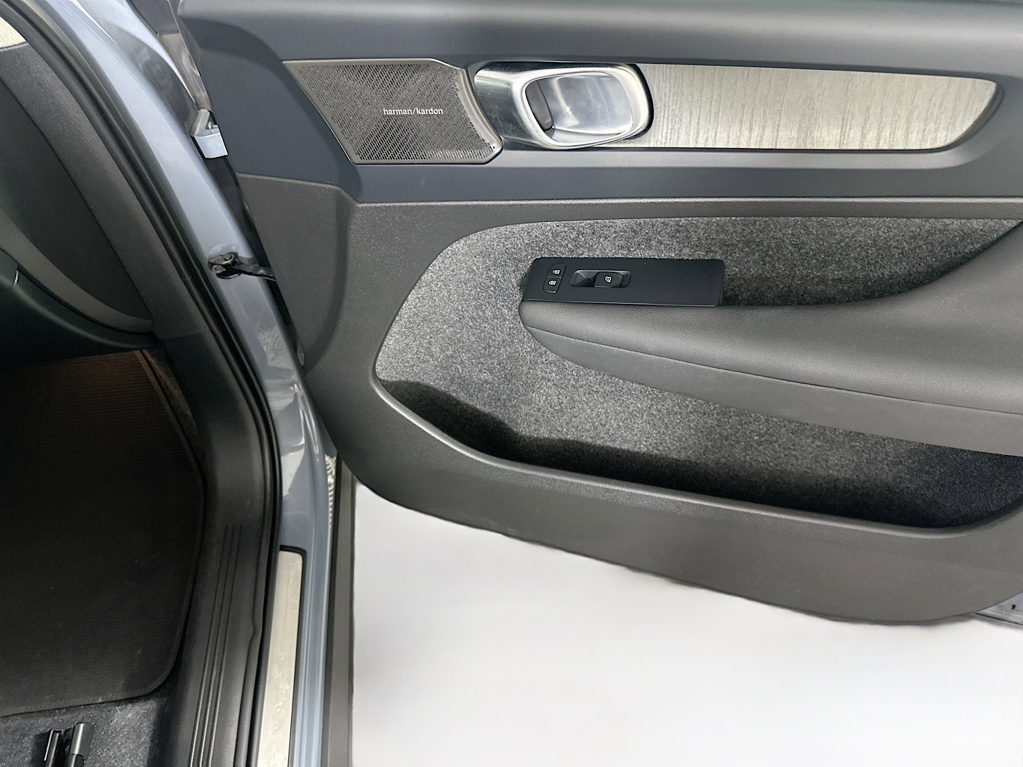 Used 2023 Volvo XC40 B4 Ultimate FWD image 31