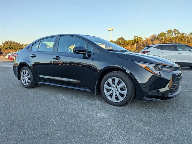 Used 2025 Toyota Corolla LE image 2