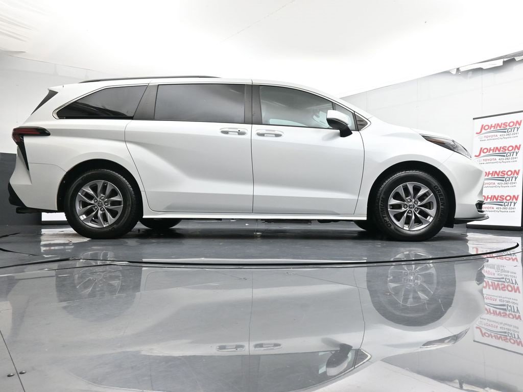 Used 2022 Toyota Sienna XLE image 24