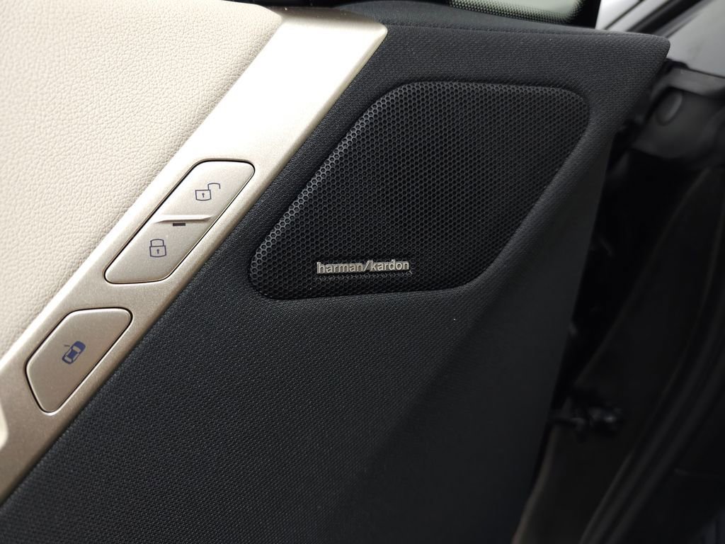 Used 2023 BMW iX xDrive50 w/ Premium Package image 15