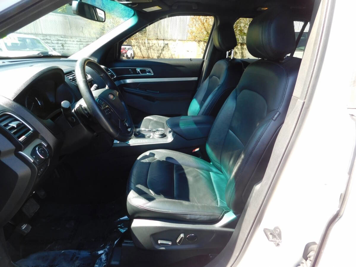 Used 2017 Ford Explorer XLT w/ Equipment Group 202A image 9