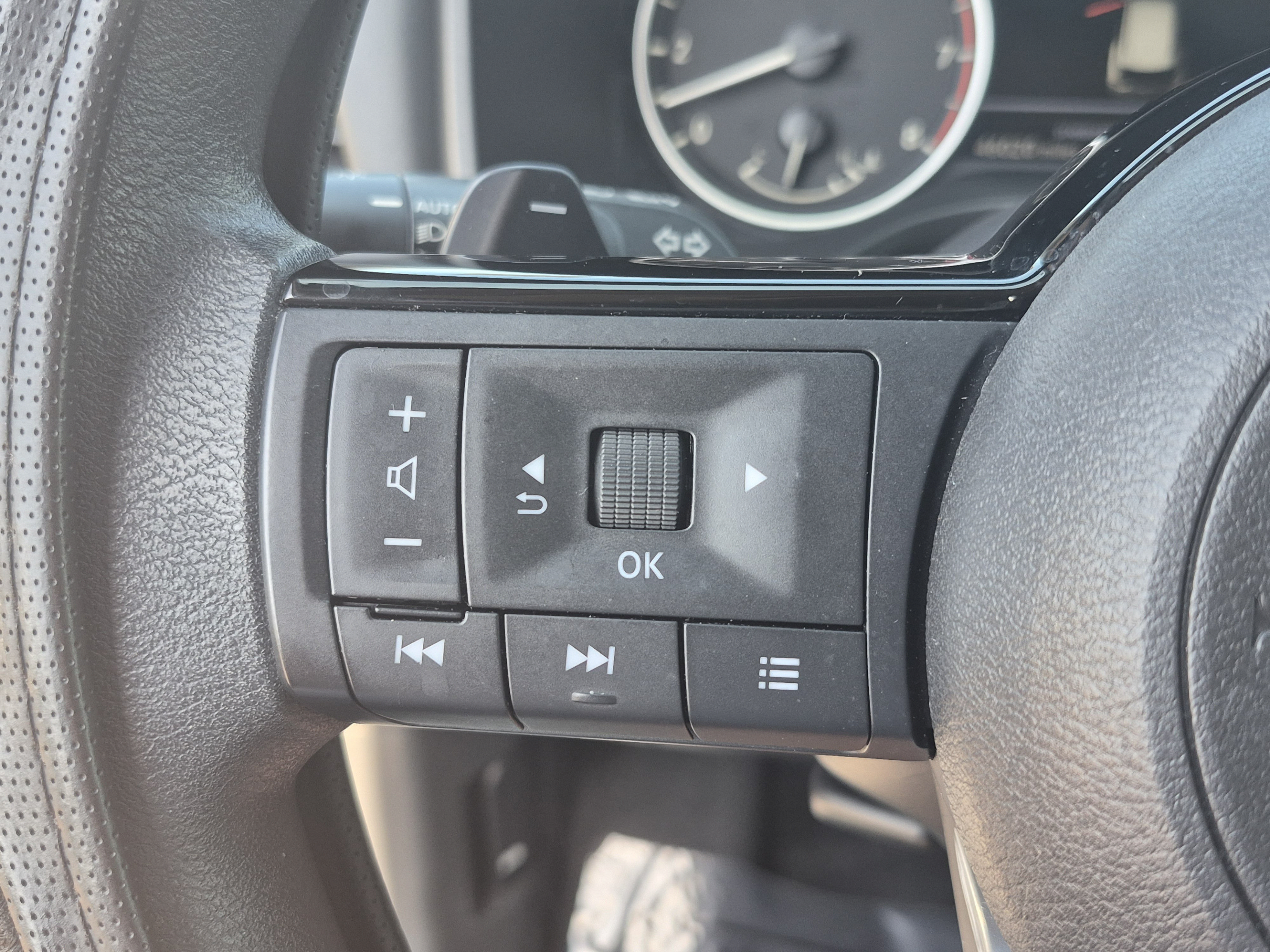 Certified 2023 Nissan Rogue SV FWD image 30