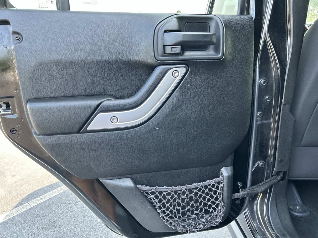 Used 2018 Jeep Wrangler Unlimited Rubicon w/ Connectivity Group AWD/4WD image 12