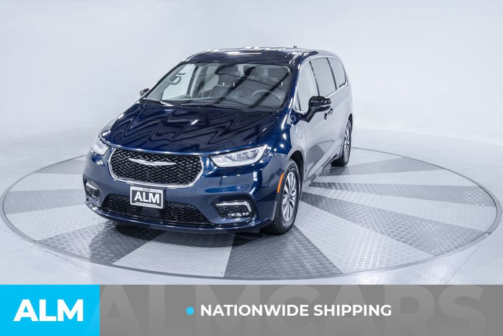 Used 2024 Chrysler Pacifica Select image 3