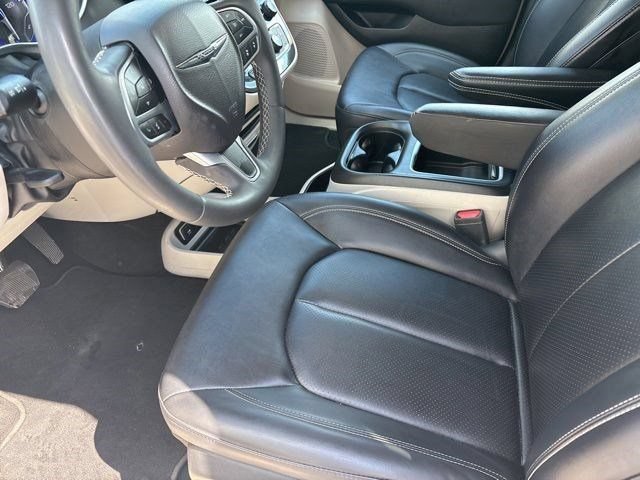Used 2024 Chrysler Pacifica Touring-L FWD image 11