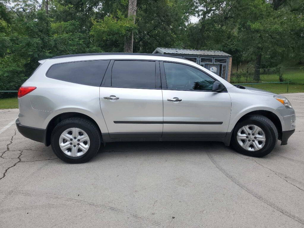 Used 2011 Chevrolet Traverse LS FWD image 4