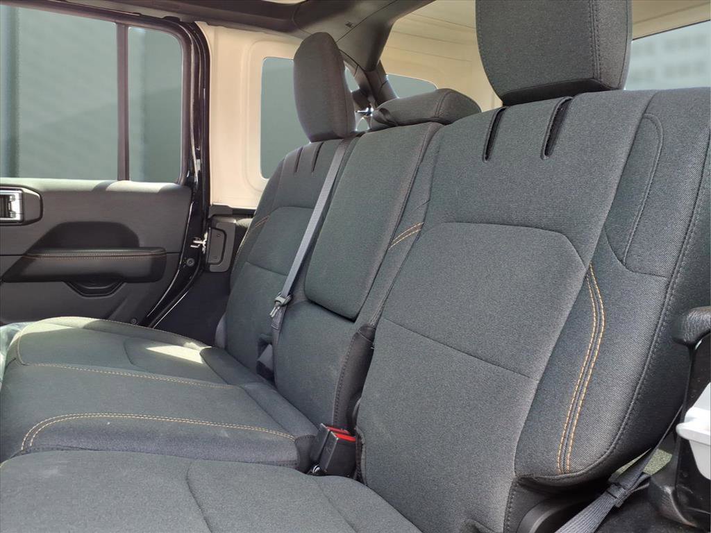 Used 2025 Jeep Wrangler Sahara image 13