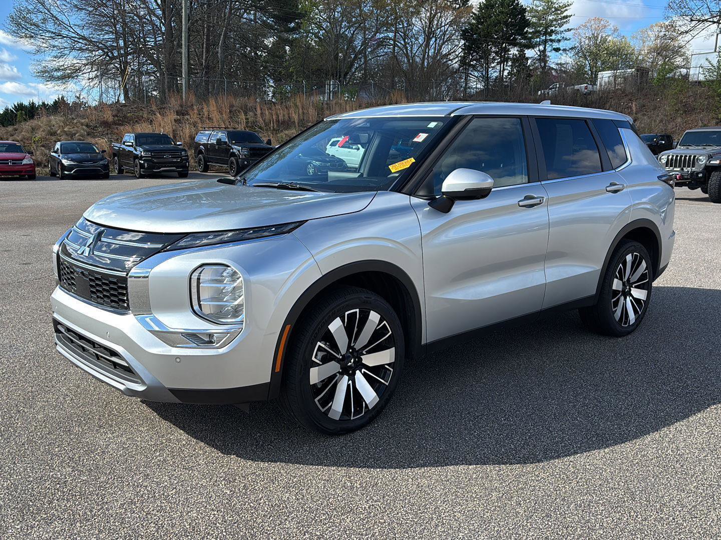 Used 2025 Mitsubishi Outlander SE image 1