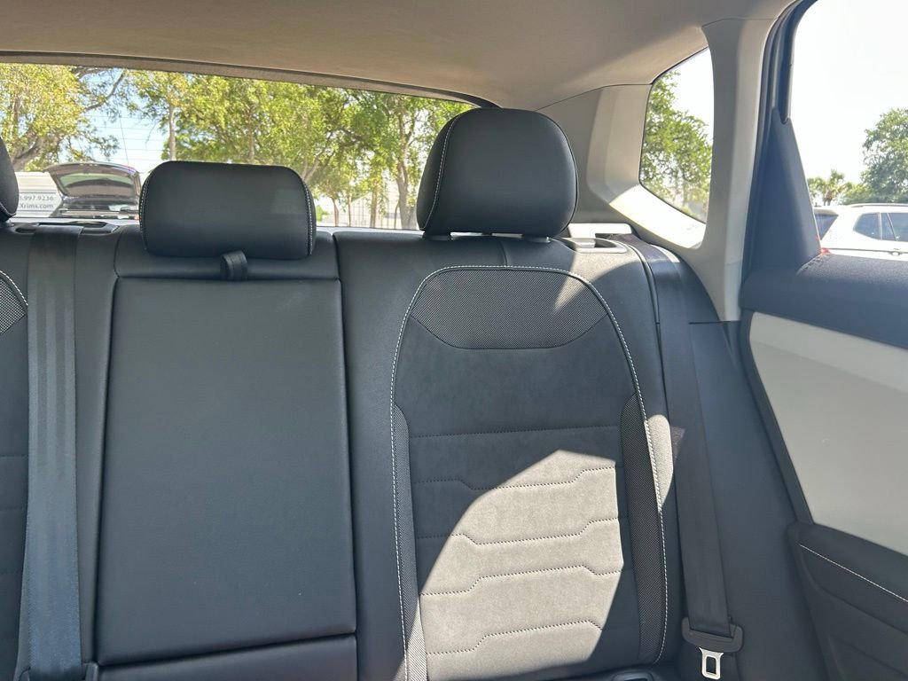 Certified 2025 Volkswagen Taos SE w/ Panoramic Sunroof Package FWD image 13