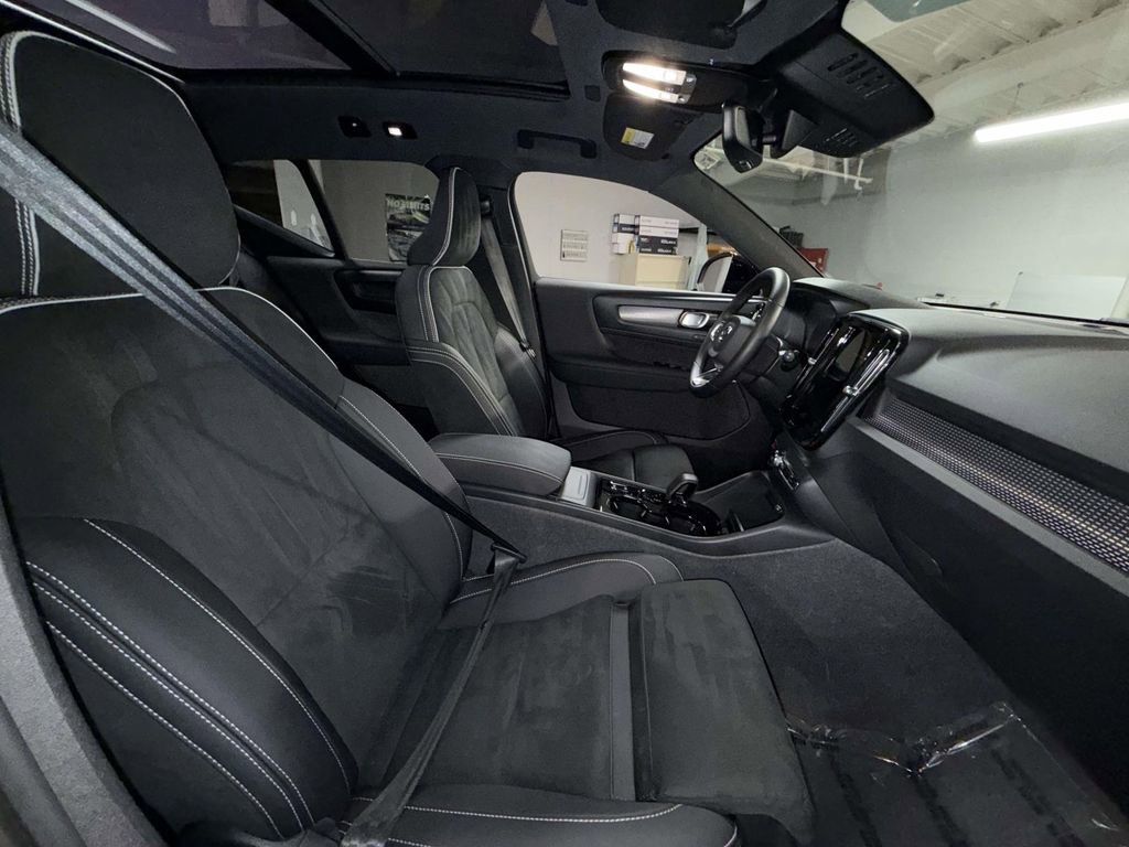 Used 2024 Volvo XC40 B5 Ultimate w/ Protection Package Premier AWD/4WD image 14