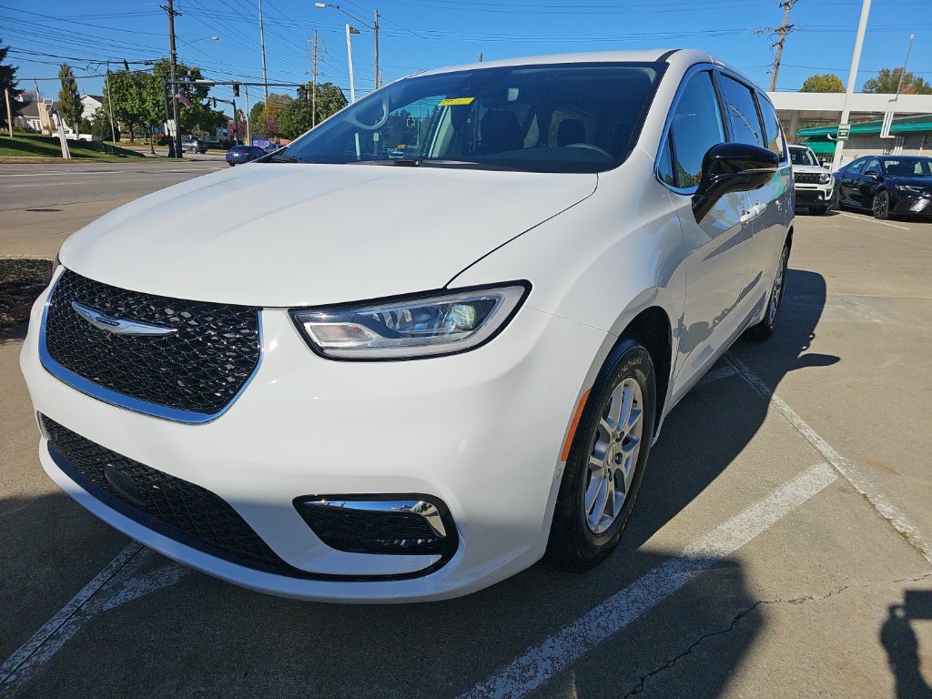 Certified 2024 Chrysler Pacifica Touring-L FWD image 7