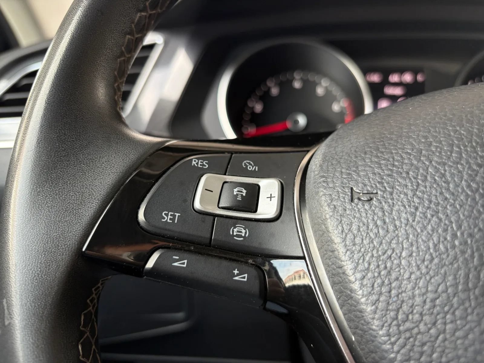 Used 2021 Volkswagen Tiguan SE w/ Panoramic Sunroof Package AWD/4WD image 32