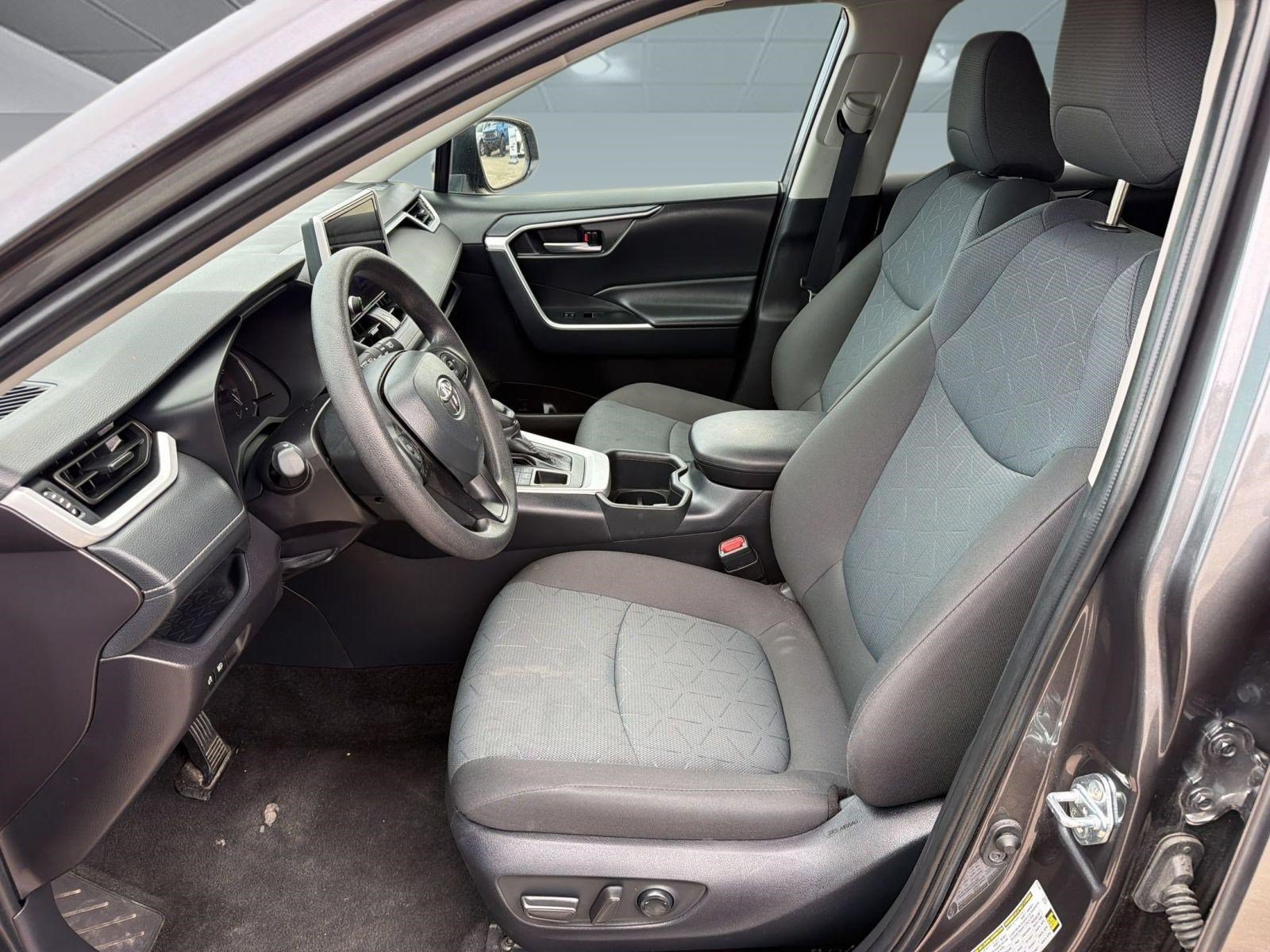 Used 2025 Toyota RAV4 XLE AWD/4WD image 5