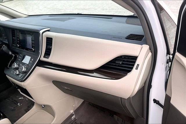 Used 2019 Toyota Sienna XLE w/ XLE Navigation Package image 16