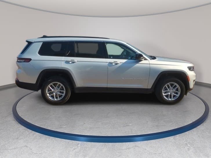 Used 2024 Jeep Grand Cherokee L Laredo w/ Luxury Tech Group I AWD/4WD image 4