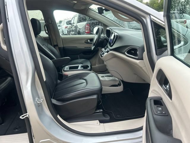 Used 2024 Chrysler Pacifica Touring-L FWD image 27
