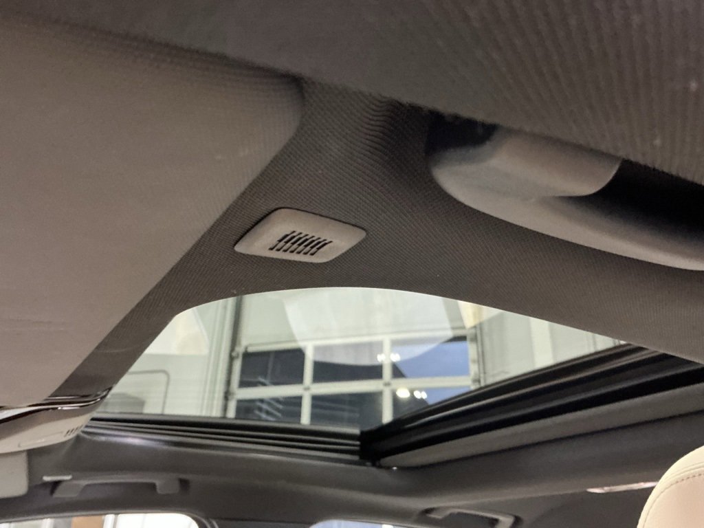 Used 2025 BMW 330i Sedan w/ Convenience Package image 4