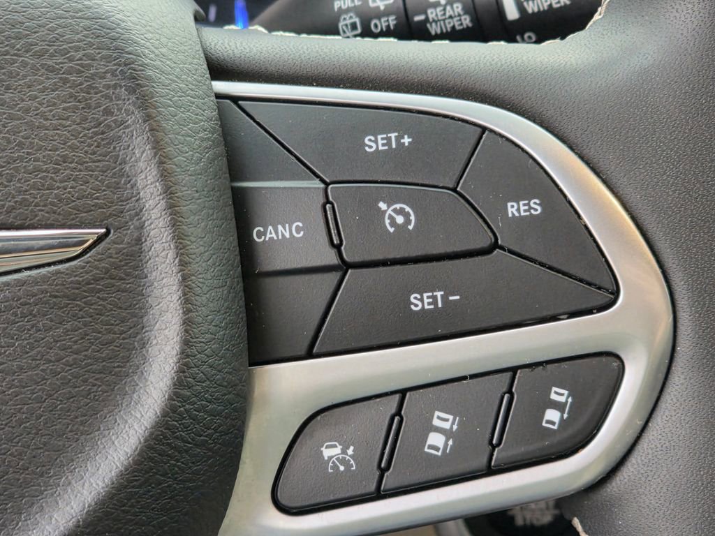 Used 2024 Chrysler Pacifica Touring-L image 18