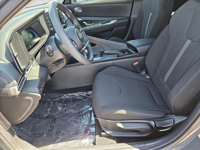 Used 2025 Hyundai Elantra SE FWD image 19