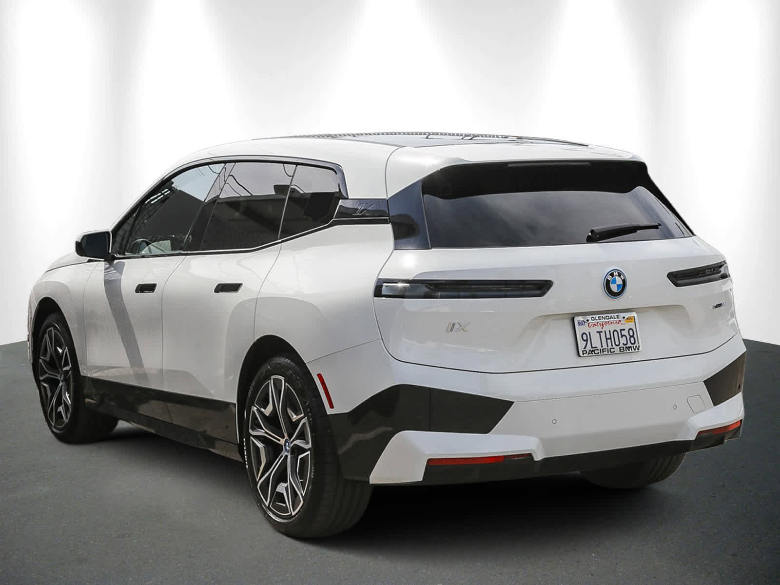 Used 2025 BMW iX xDrive50 image 4