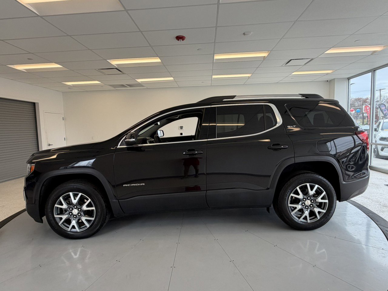 Used 2023 GMC Acadia SLT image 4