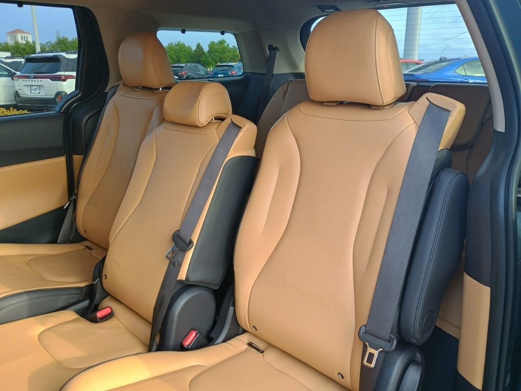Used 2024 Kia Carnival EX image 15