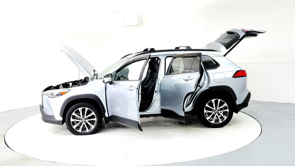 Used 2022 Toyota Corolla Cross XLE w/ Convenience Package AWD/4WD image 10