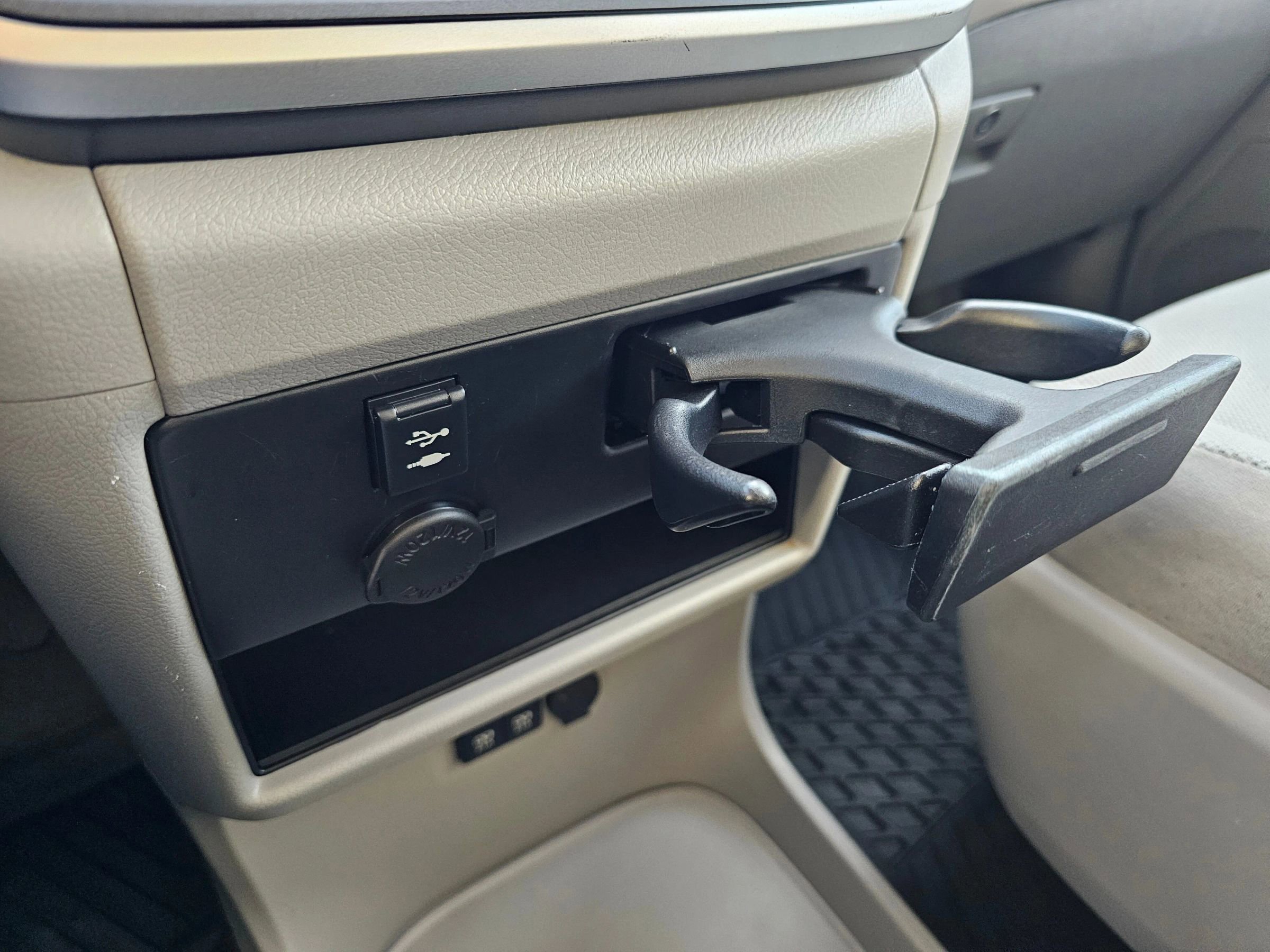 Used 2020 Toyota Sienna L image 33