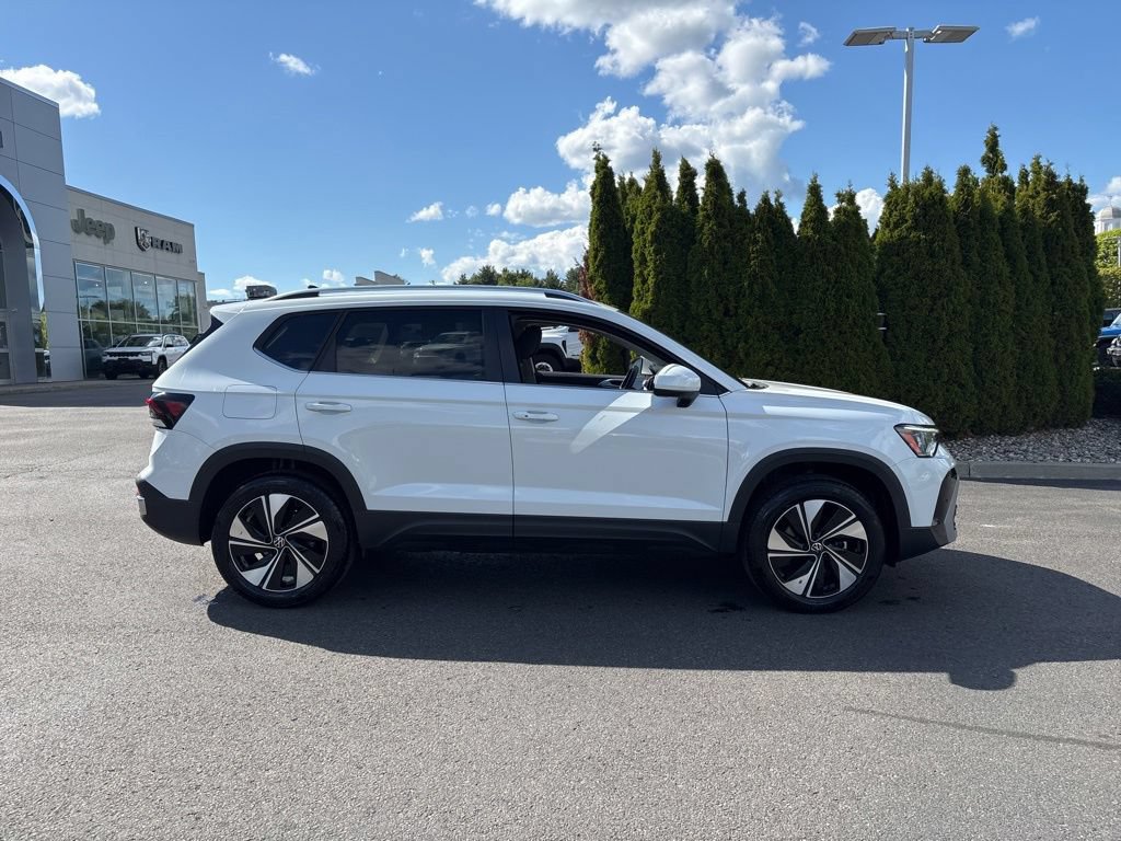 Used 2025 Volkswagen Taos SE AWD/4WD image 2