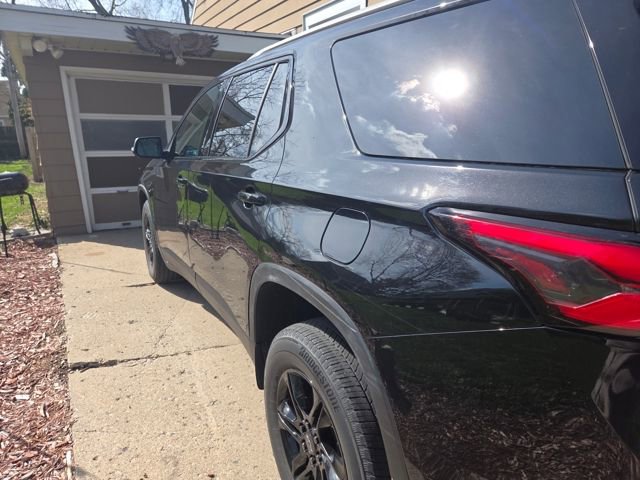 Used 2023 Chevrolet Traverse LT image 2