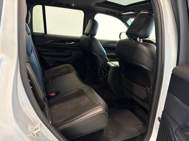 Used 2023 Jeep Grand Cherokee Altitude AWD/4WD image 37