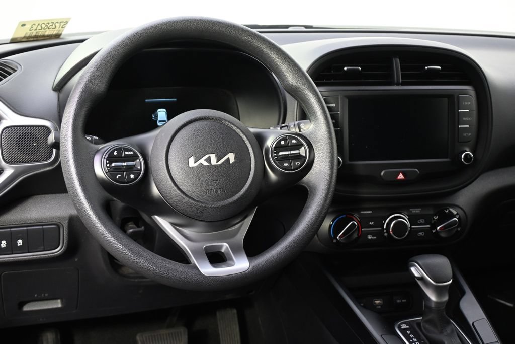 Used 2025 Kia Soul LX w/ LX Technology Package FWD image 12