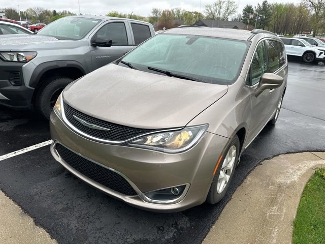 Used 2017 Chrysler Pacifica Touring-L w/ Tire & Wheel Group FWD image 8