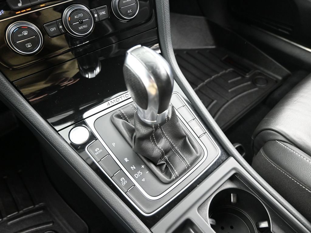 Used 2015 Volkswagen Golf R 4-Door image 15