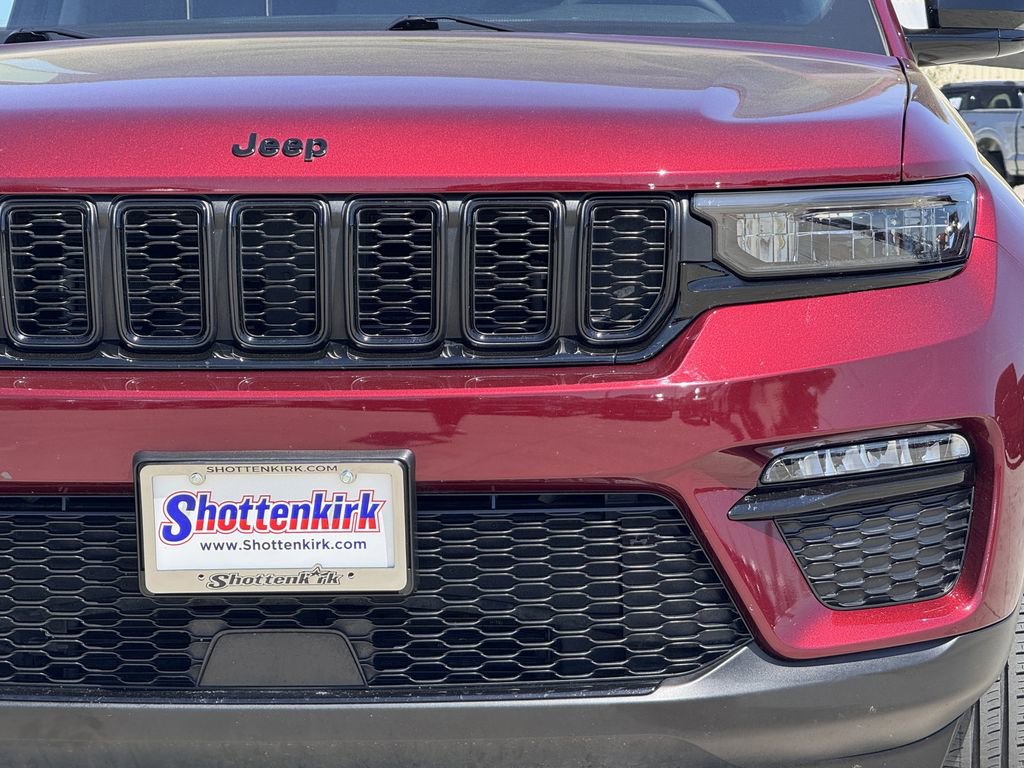 Used 2023 Jeep Grand Cherokee Limited w/ Black Appearance Package AWD/4WD image 12