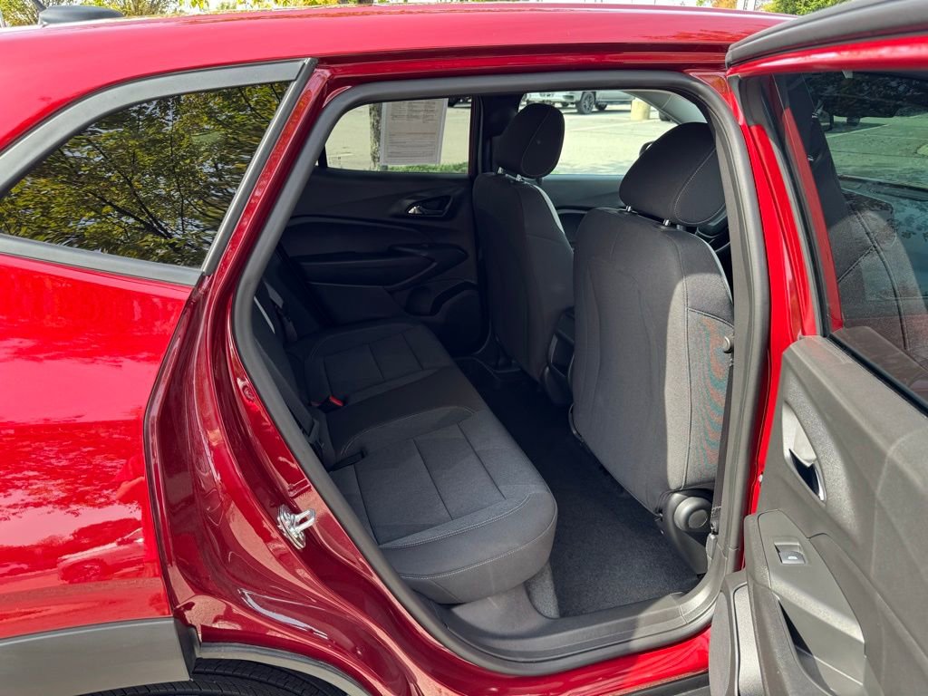 Used 2025 Chevrolet Trax LS w/ LS Convenience Package image 21