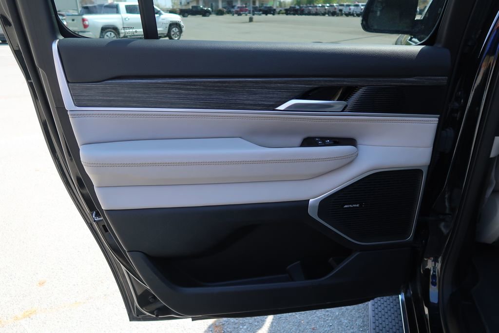 Used 2024 Jeep Wagoneer L Series II image 31