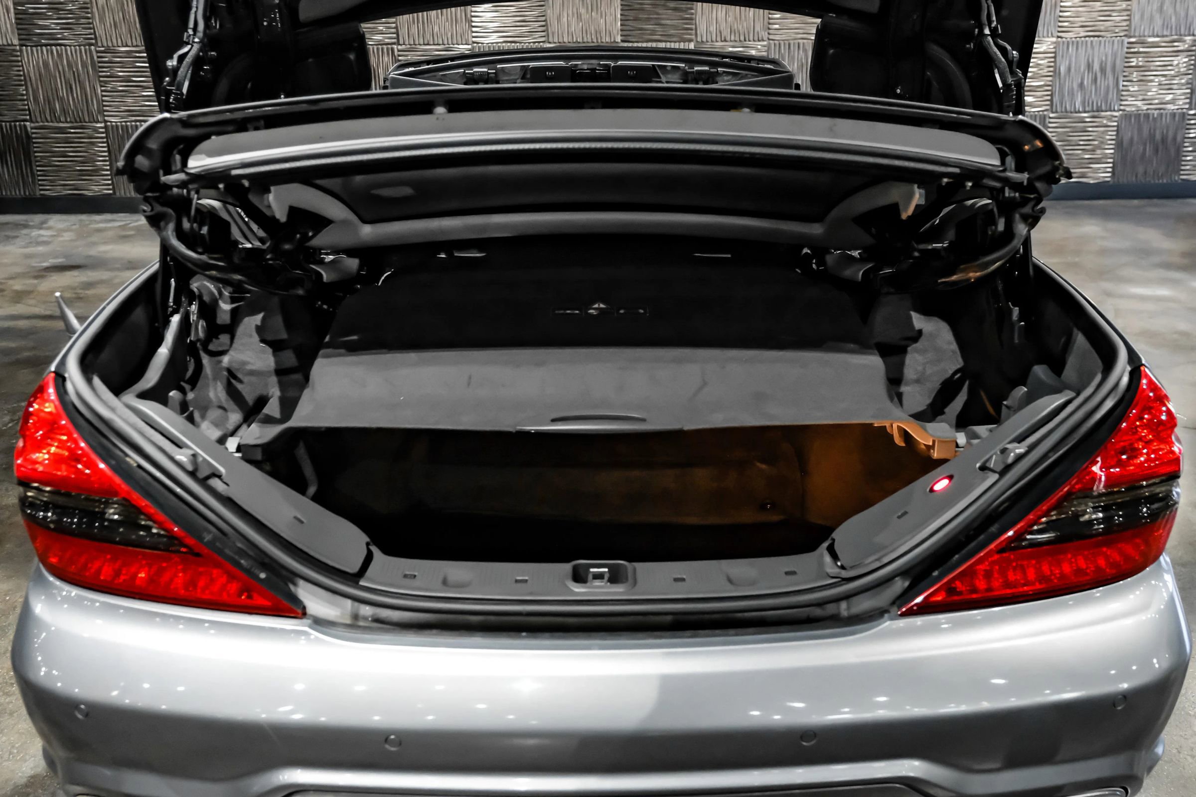 Used 2011 Mercedes-Benz SL 550 w/ Premium I Pkg image 36