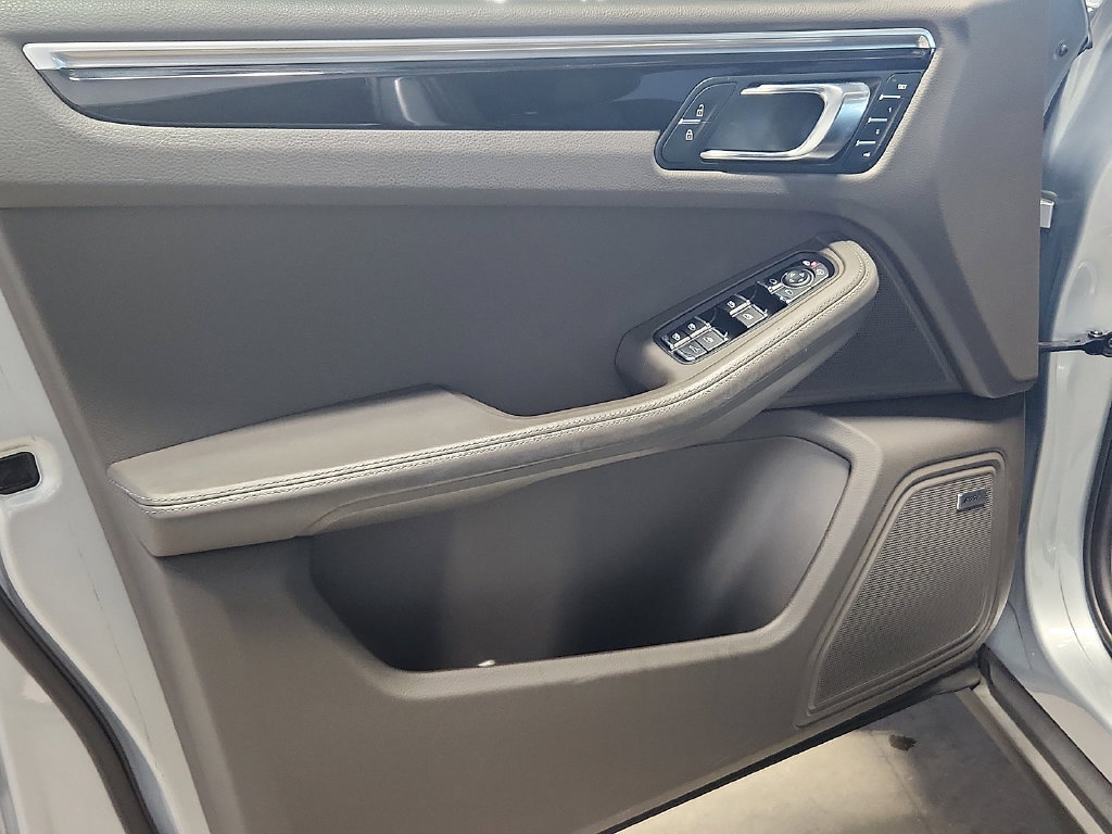 Used 2019 Porsche Macan AWD/4WD image 13