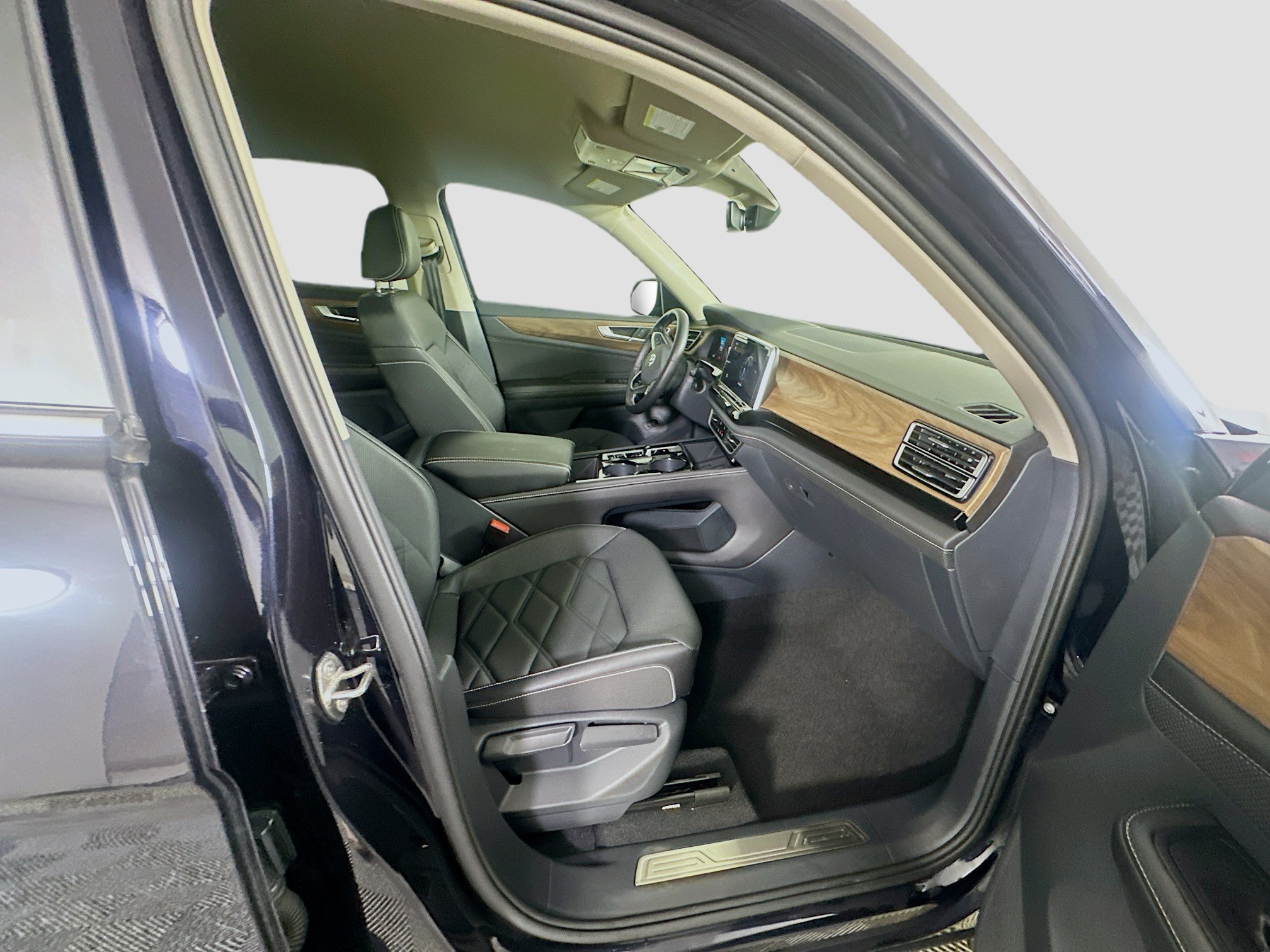 Used 2025 Volkswagen Atlas SE FWD image 31