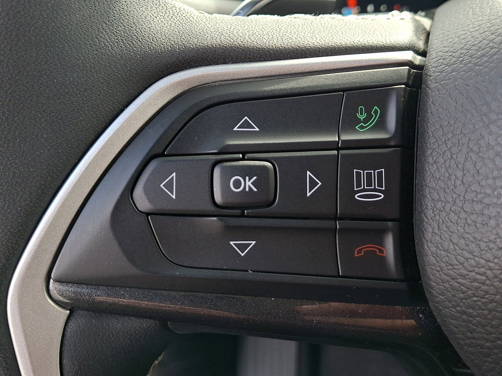 Used 2023 Jeep Grand Cherokee Altitude AWD/4WD image 19