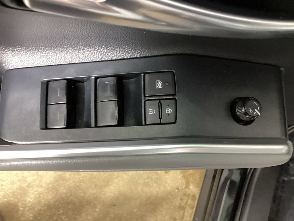 Used 2022 Toyota Highlander XLE AWD/4WD image 17